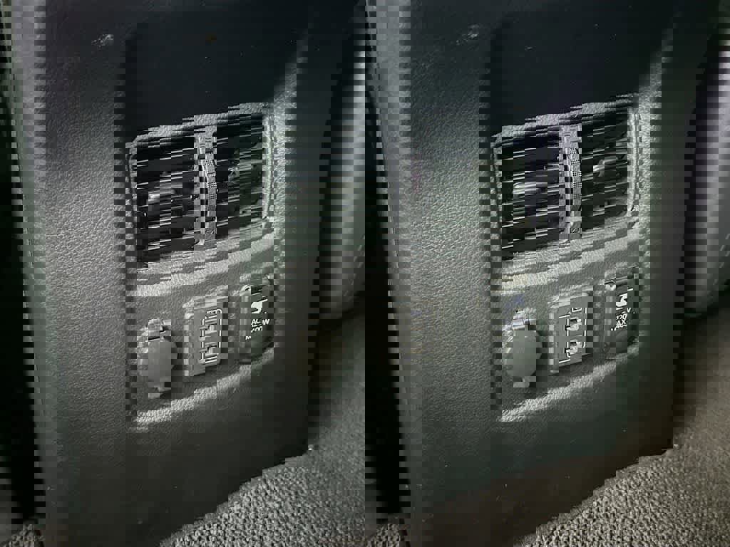 Used 2024 Nissan Titan SV w/ SV Convenience Package image 16