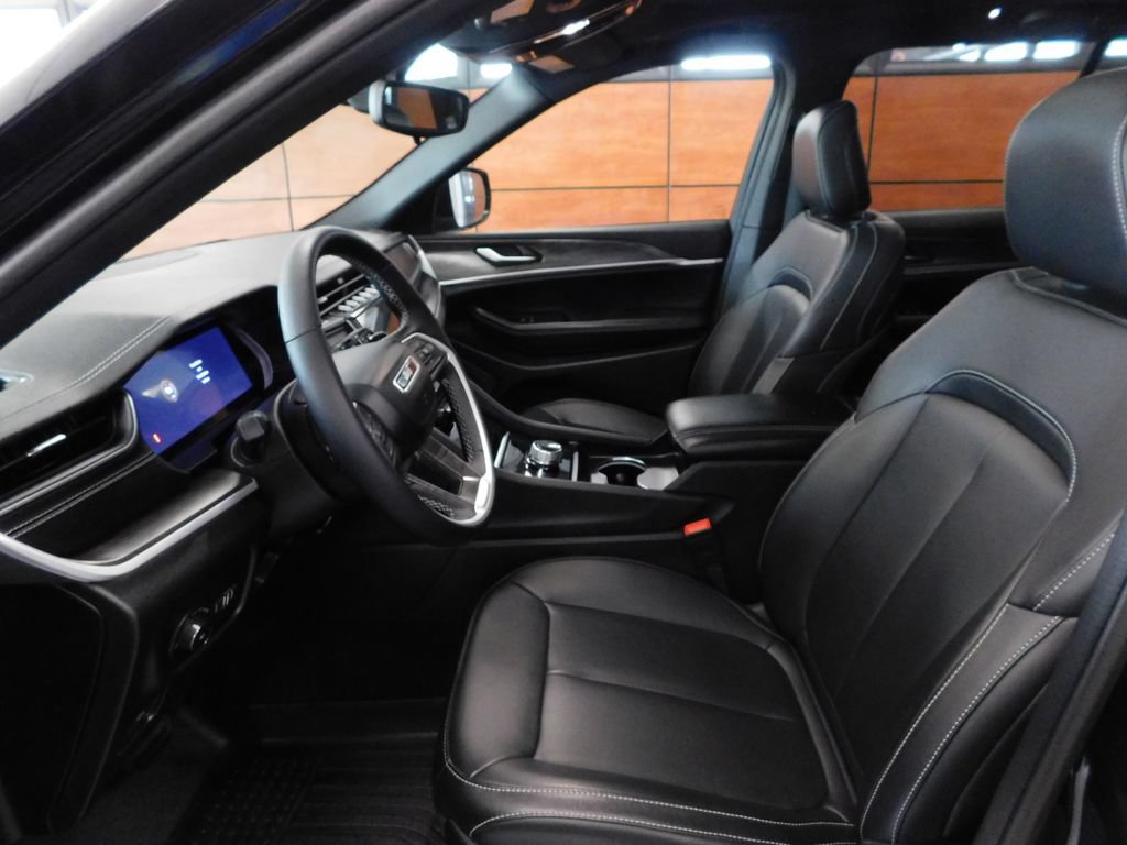 Used 2024 Jeep Grand Cherokee Limited w/ Black Appearance Package AWD/4WD image 15
