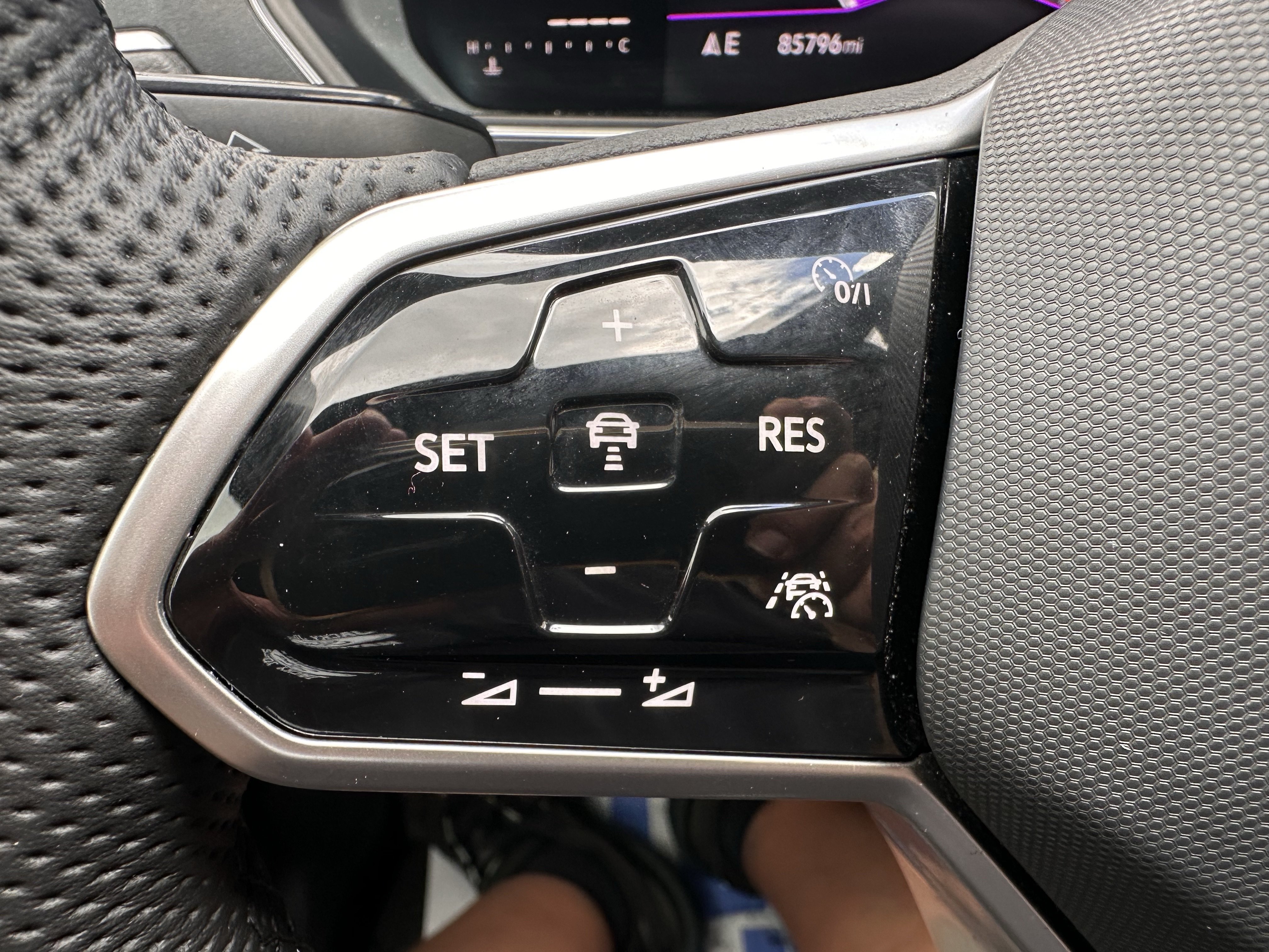 Used 2022 Volkswagen Tiguan SE R-Line FWD image 21