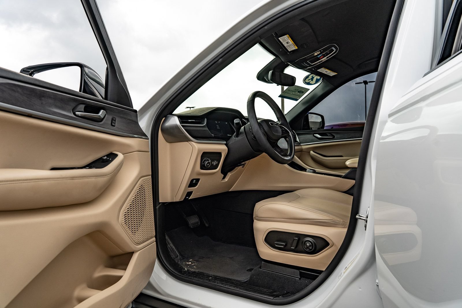 Used 2023 Jeep Grand Cherokee L Limited AWD/4WD image 19