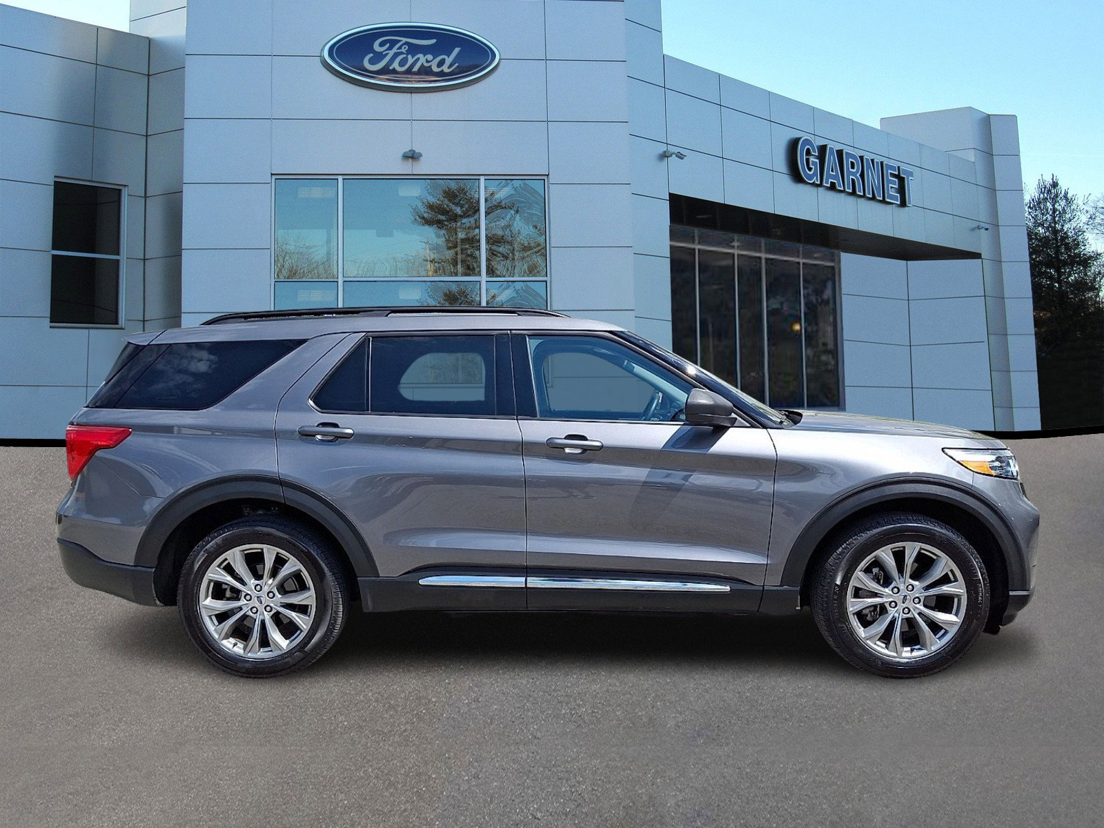 Certified 2024 Ford Explorer XLT w/ Equipment Group 202A image 5