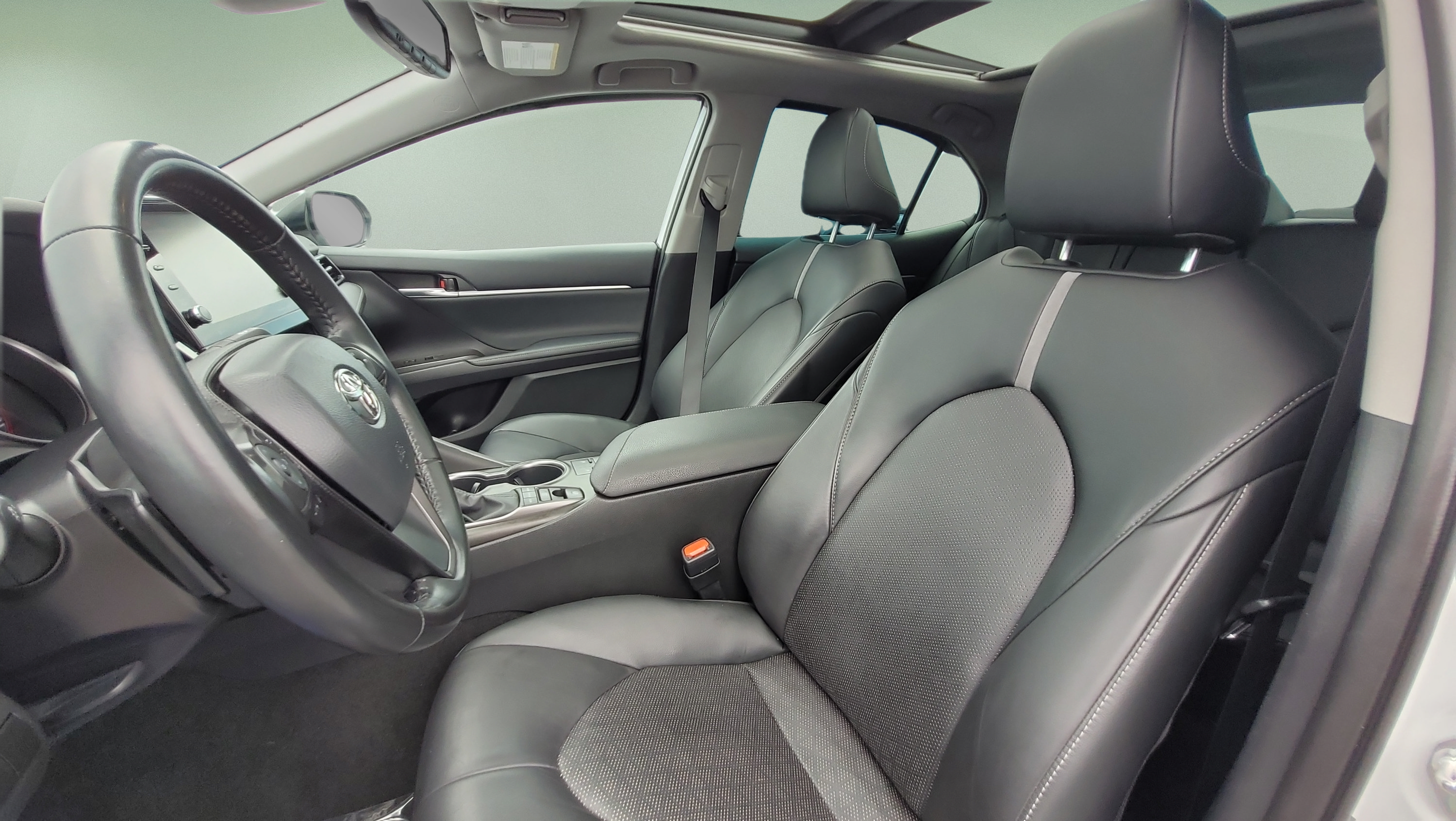Used 2022 Toyota Camry XSE FWD image 29