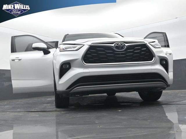 Used 2023 Toyota Highlander Platinum FWD image 24