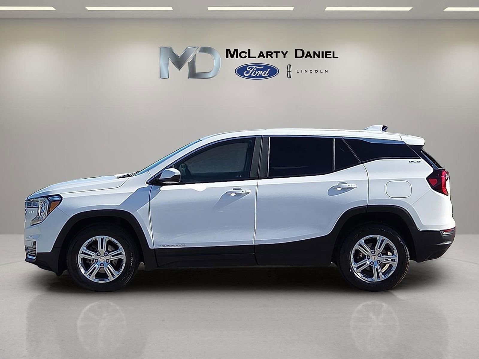 Used 2024 GMC Terrain SLE FWD image 3