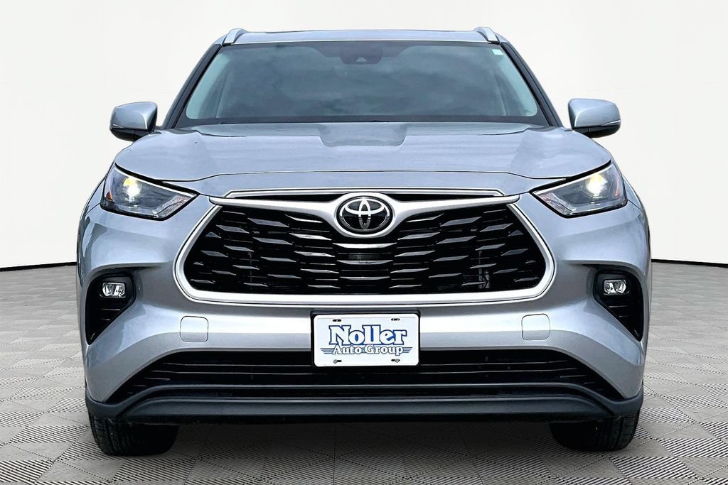 Used 2025 Toyota Highlander XLE AWD/4WD image 3