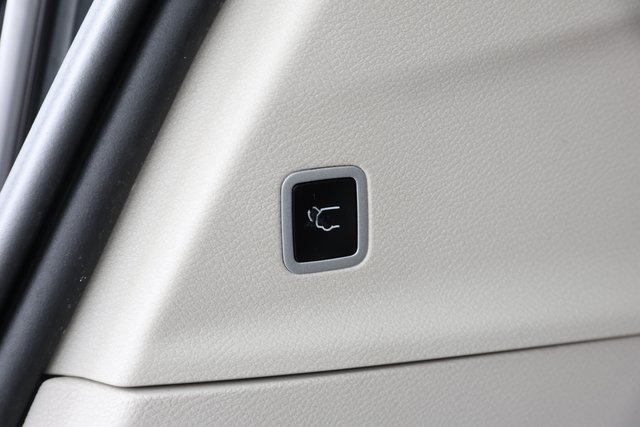 Used 2024 Chrysler Voyager LX image 10