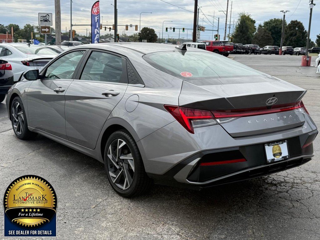 Used 2025 Hyundai Elantra SEL FWD image 7