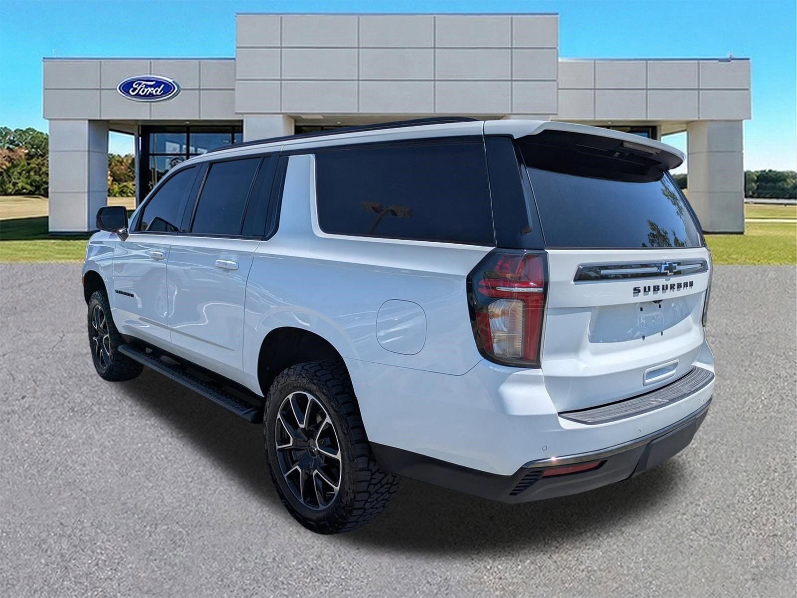 Used 2022 Chevrolet Suburban Z71 w/ Luxury Package image 2