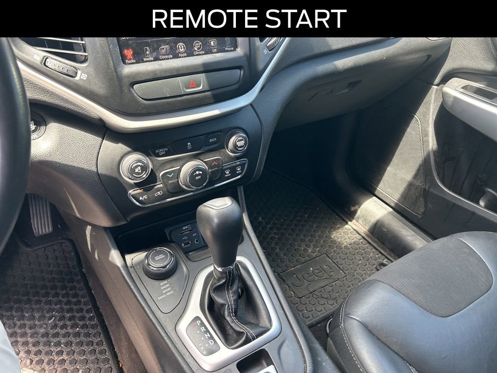 Used 2018 Jeep Cherokee Latitude Plus w/ Cold Weather Group AWD/4WD image 15