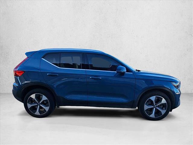 Used 2023 Volvo XC40 B5 Plus image 2