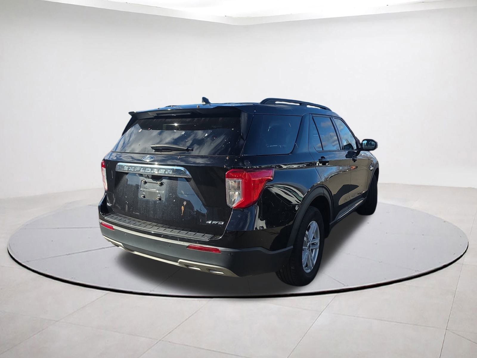 Certified 2022 Ford Explorer XLT w/ Equipment Group 202A image 6