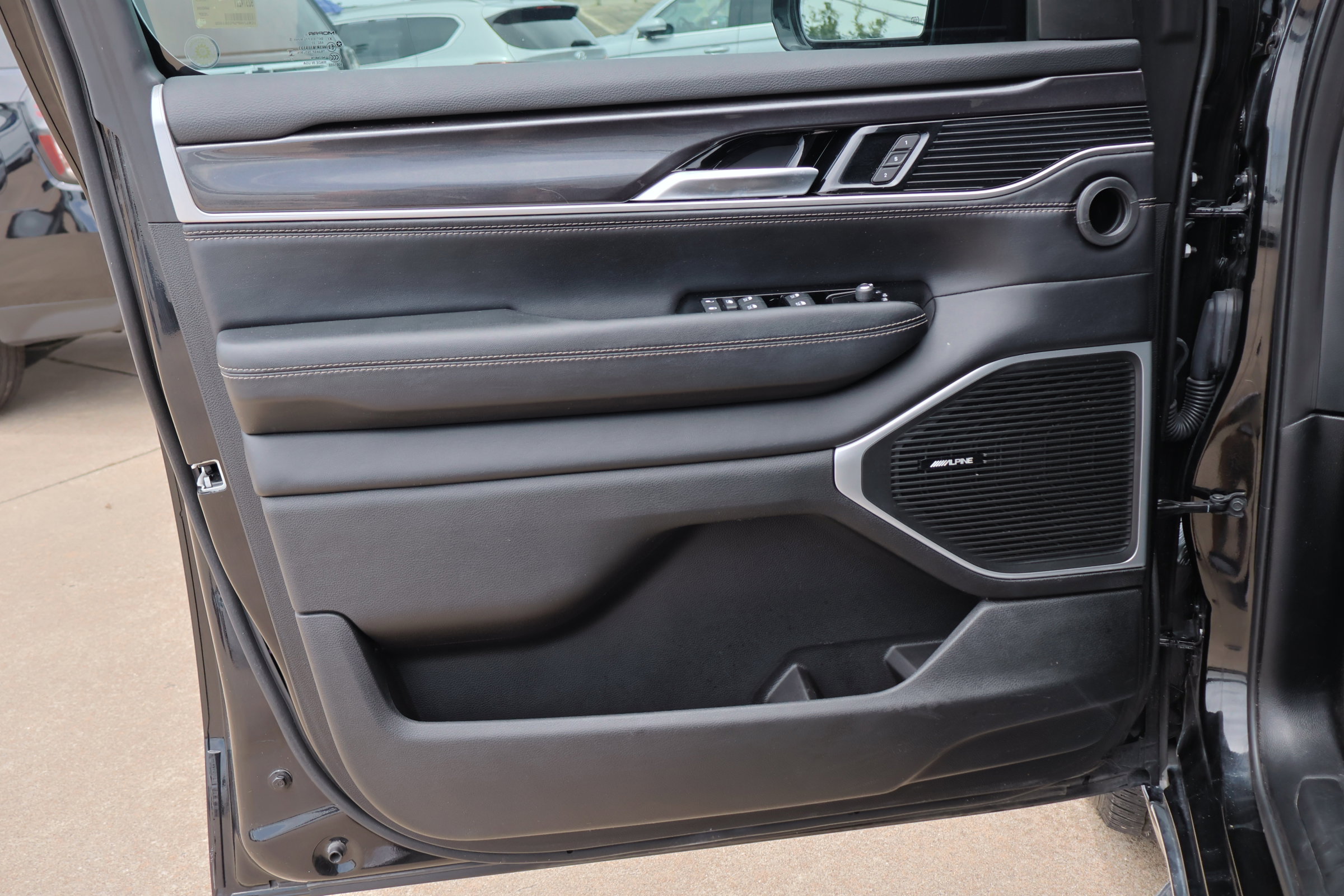 Used 2023 Jeep Wagoneer 4WD image 12