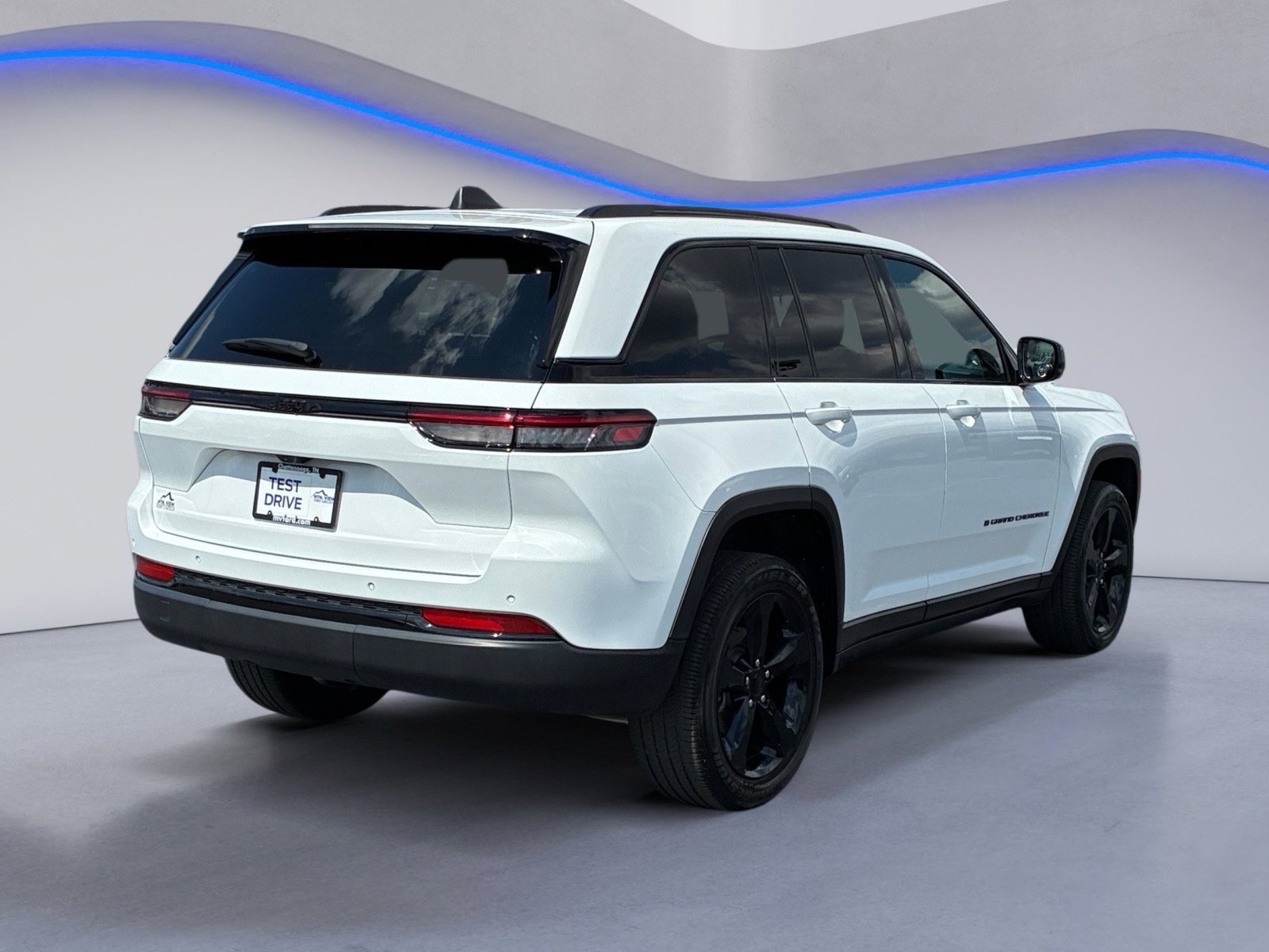 Used 2024 Jeep Grand Cherokee Altitude RWD image 6