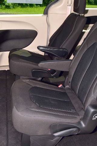 Used 2022 Chrysler Voyager LX FWD image 33