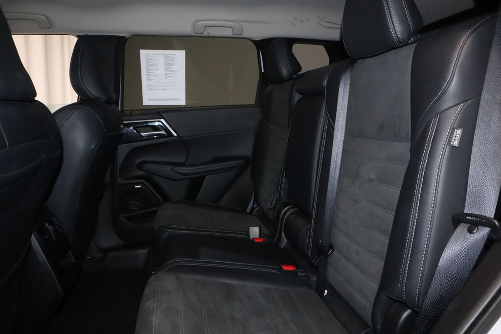 Used 2025 Mitsubishi Outlander SE FWD image 22
