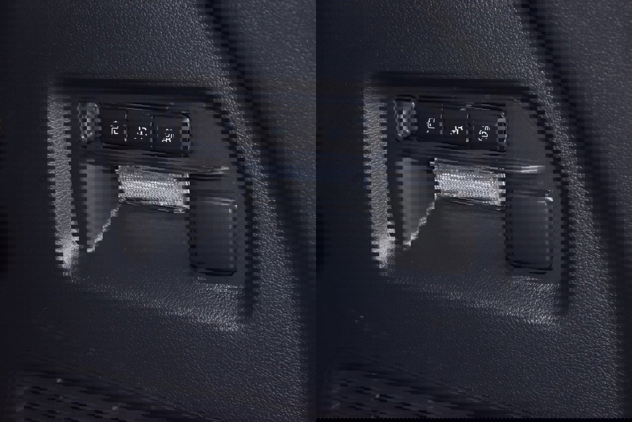 Certified 2025 Ford Explorer ST-Line w/ Premium Package image 40