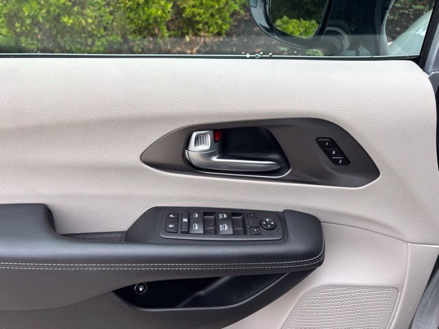 Used 2024 Chrysler Pacifica Limited FWD image 13