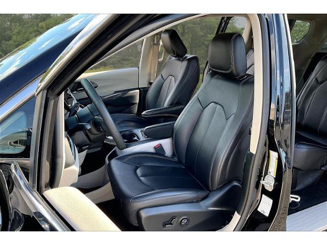 Used 2024 Chrysler Pacifica Touring-L FWD image 20
