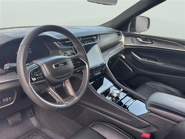 Used 2023 Jeep Grand Cherokee Overland w/ Luxury Tech Group IV AWD/4WD image 9