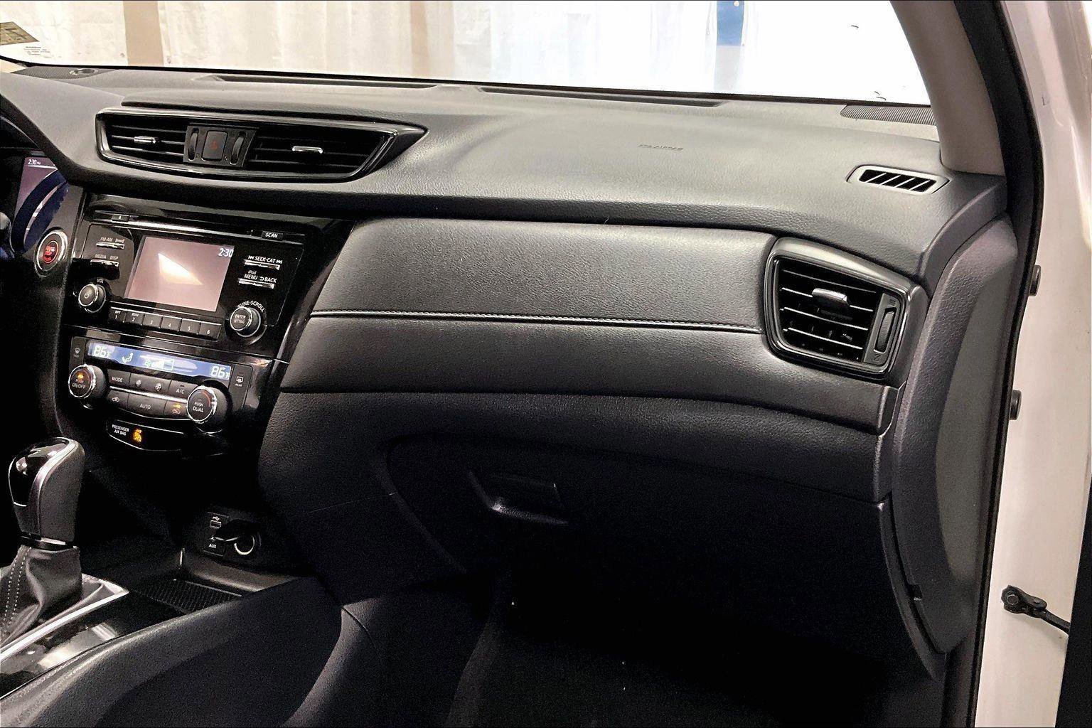 Used 2017 Nissan Rogue SV image 15