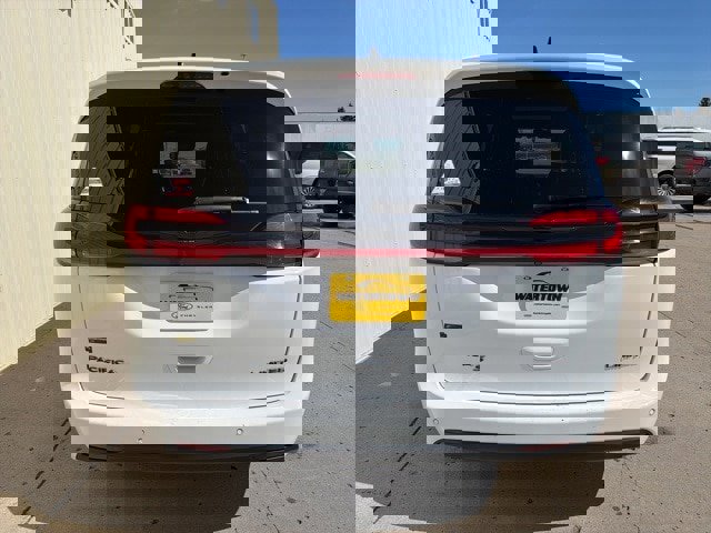 Used 2025 Chrysler Pacifica Limited image 3