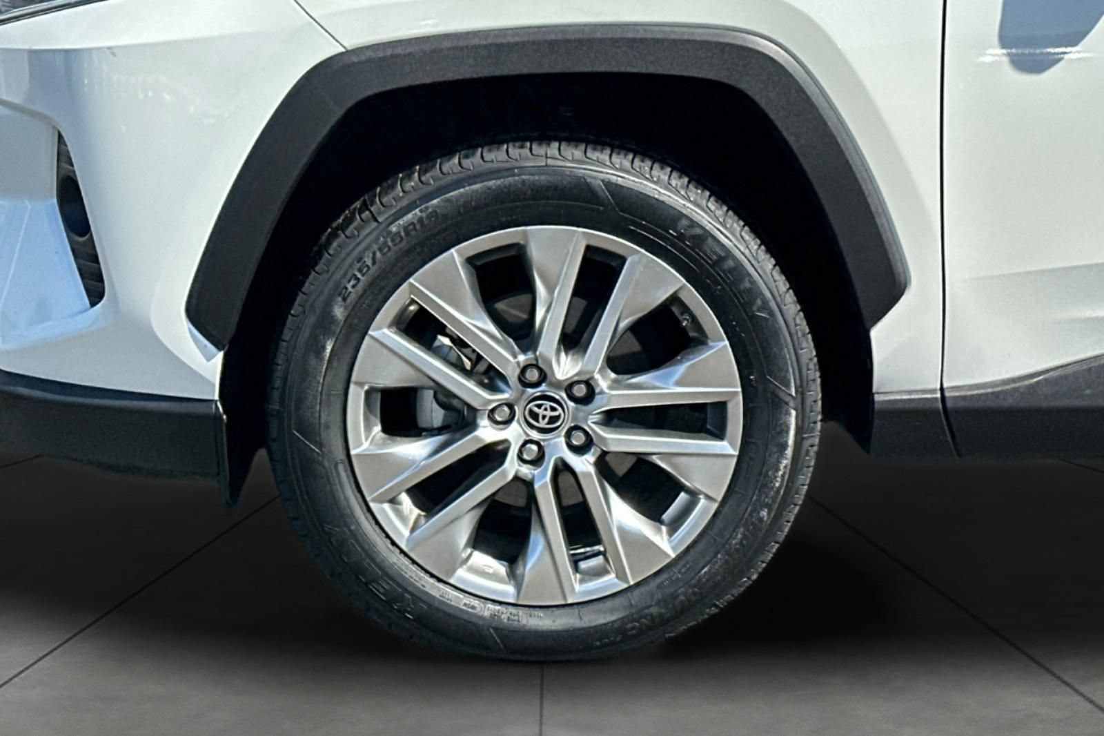 Used 2019 Toyota RAV4 Limited w/ Advanced Technology Package AWD/4WD image 31