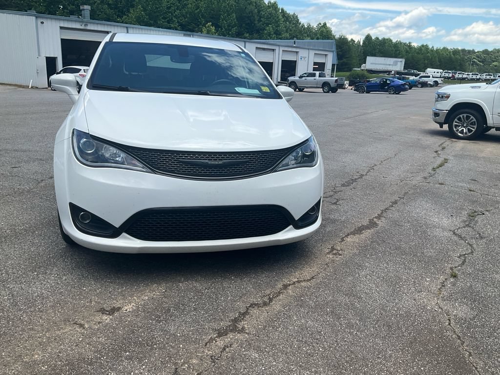 Used 2020 Chrysler Pacifica Touring w/ S Appearance Package FWD image 2