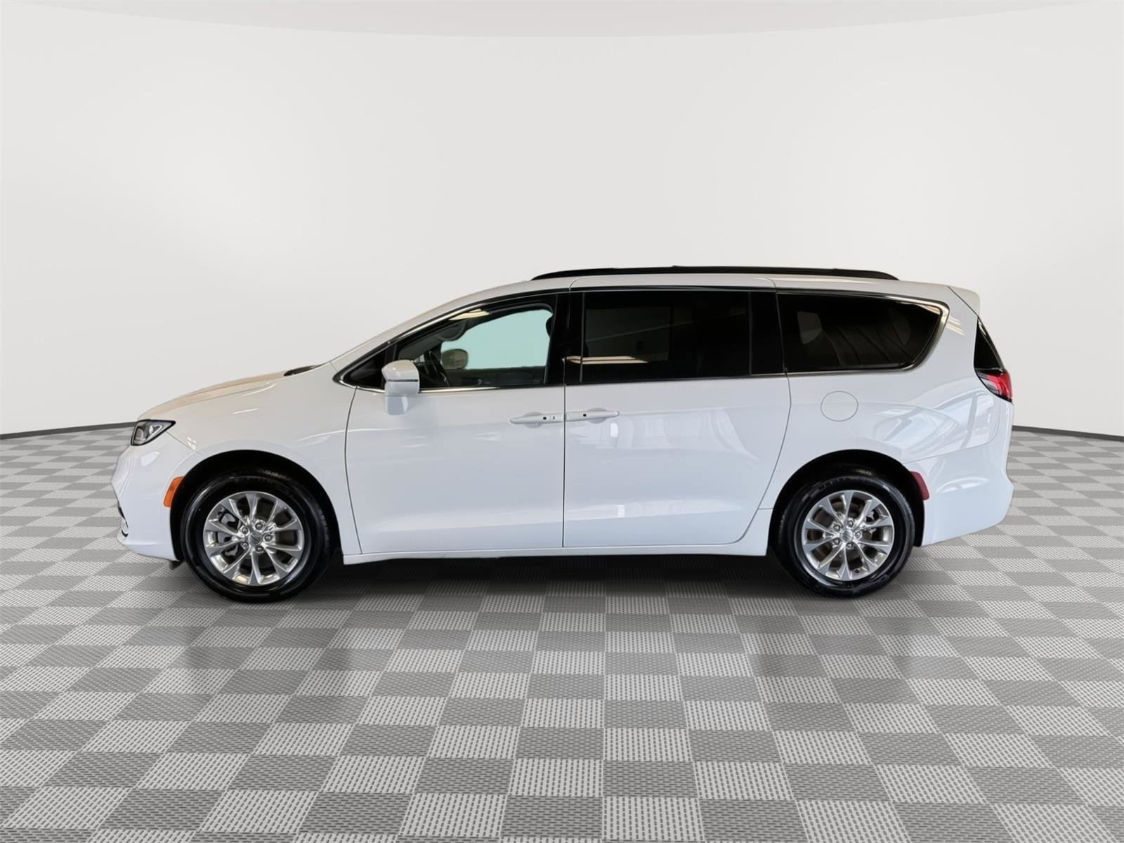 Used 2022 Chrysler Pacifica Touring-L AWD/4WD image 2