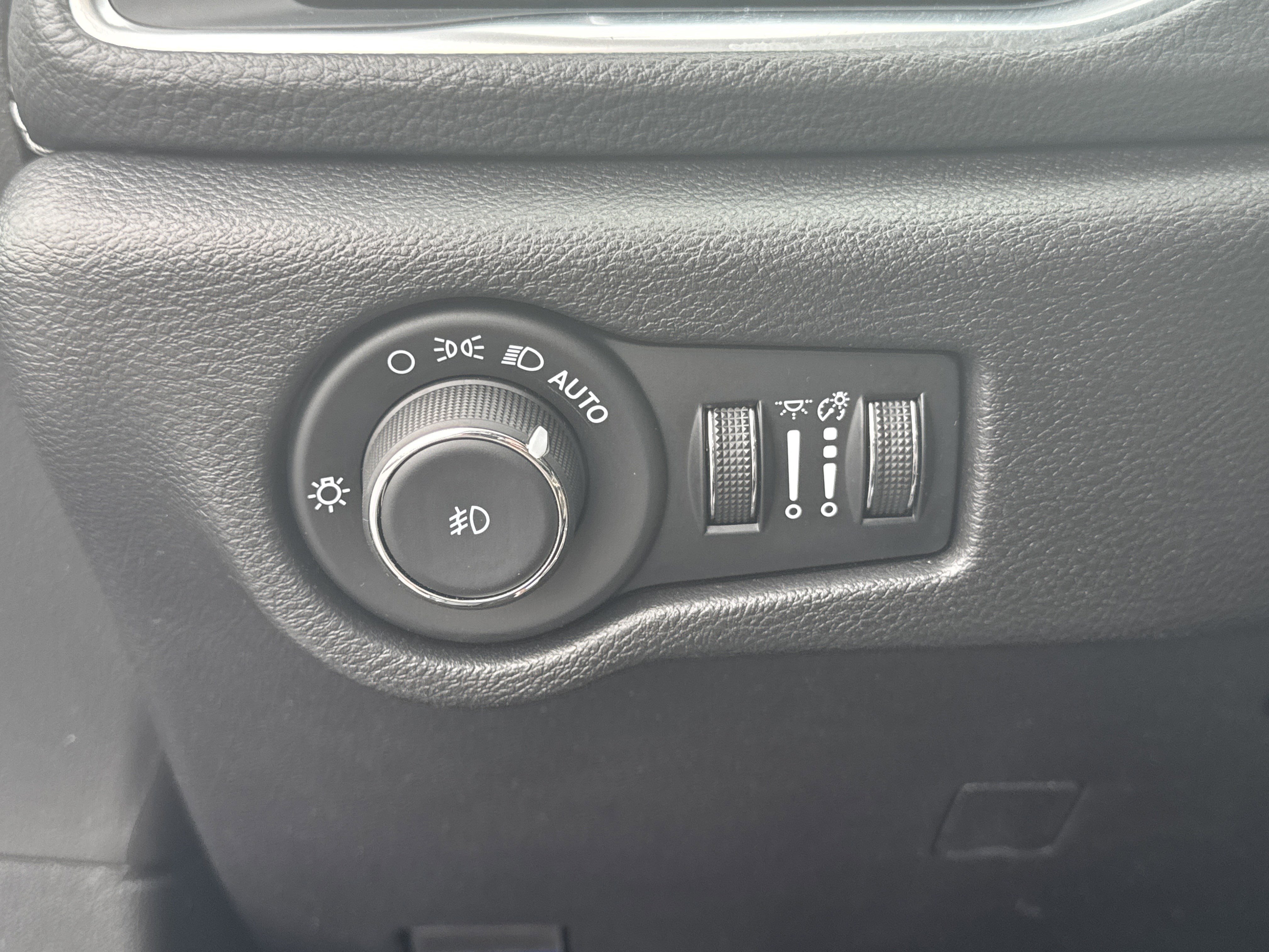 Used 2025 Chrysler Pacifica Limited image 29