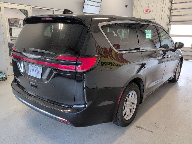 Used 2025 Chrysler Pacifica Select FWD image 5
