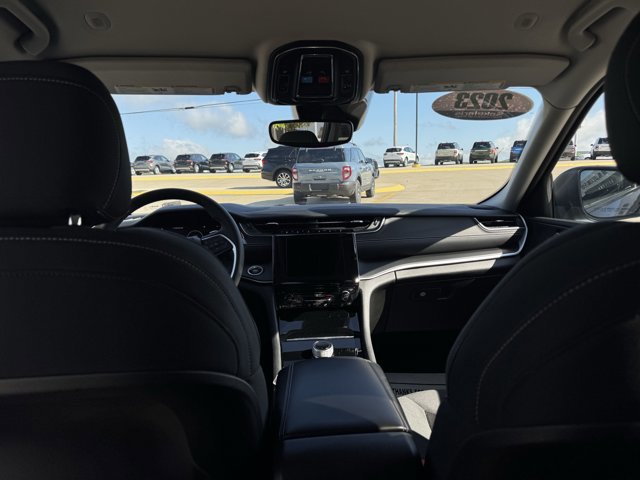 Used 2023 Jeep Grand Cherokee Laredo image 34