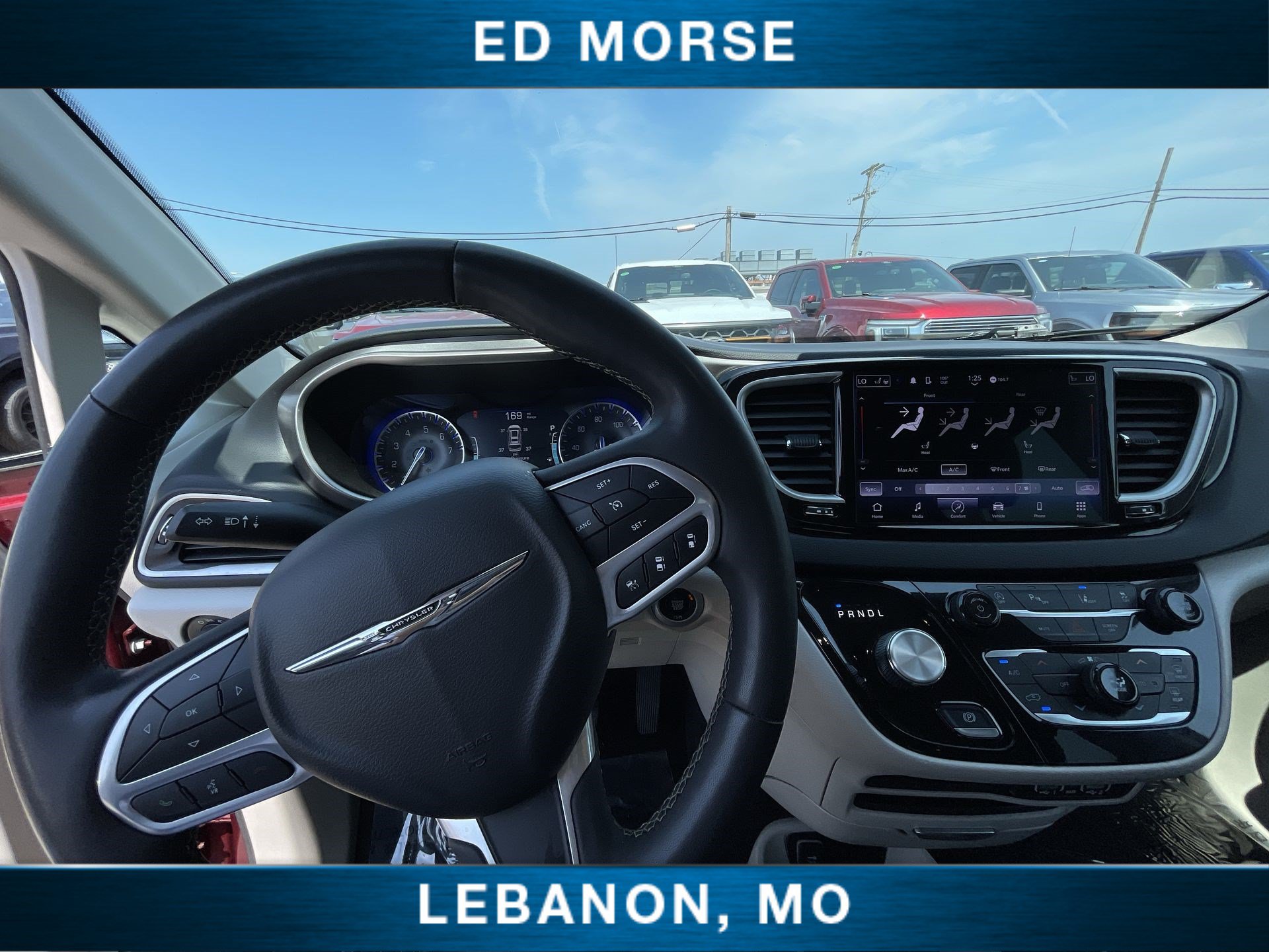 Used 2023 Chrysler Pacifica Touring-L FWD image 11
