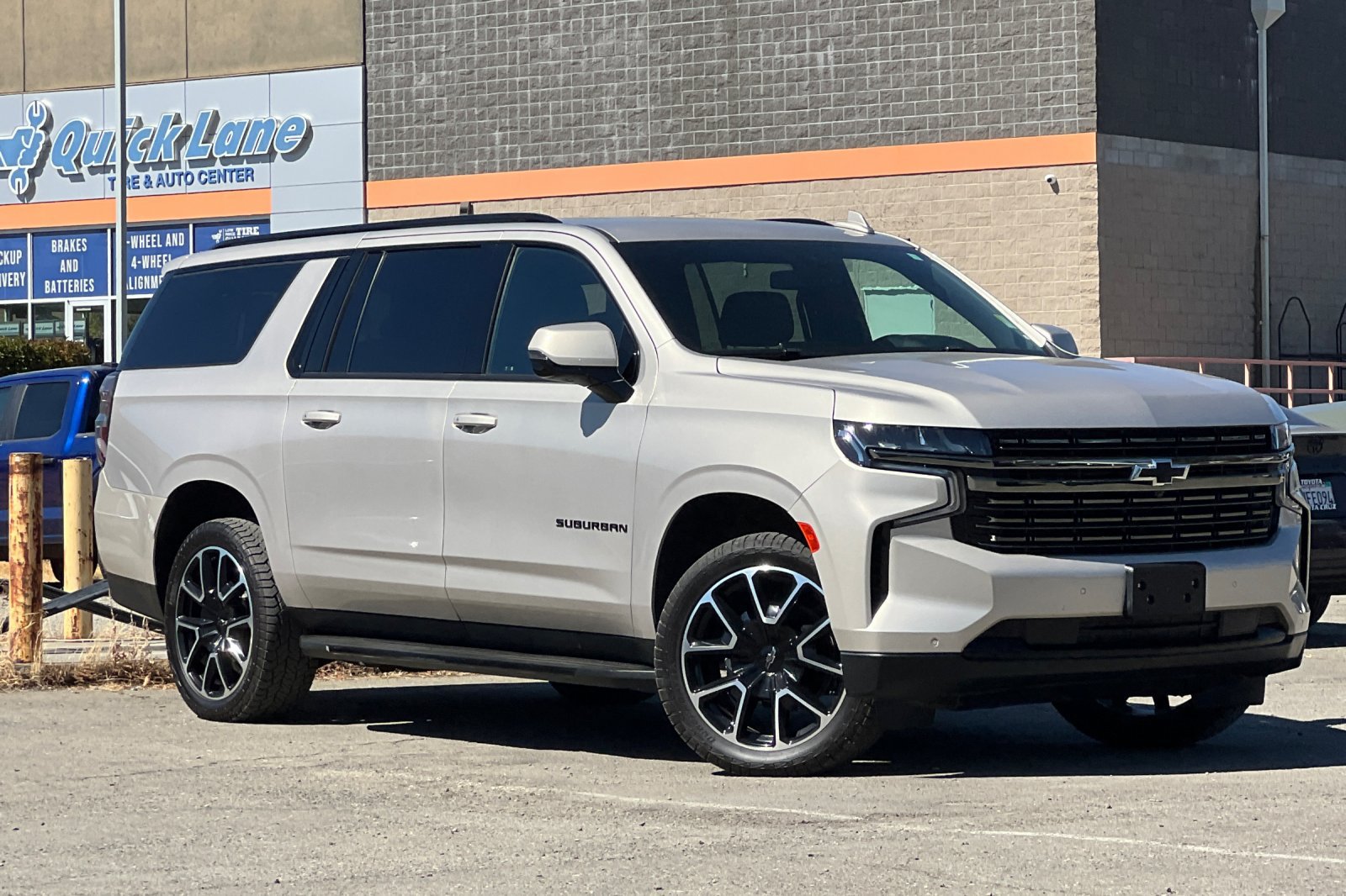 Used 2022 Chevrolet Suburban RST w/ Luxury Package AWD/4WD image 2