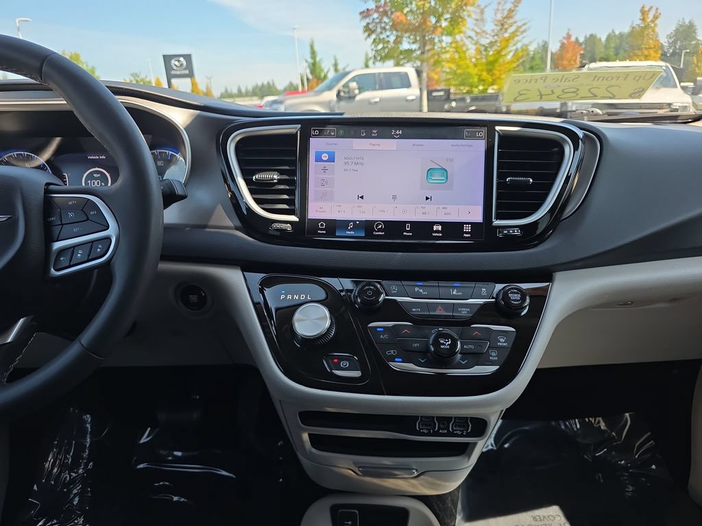 Used 2023 Chrysler Pacifica Touring-L FWD image 25