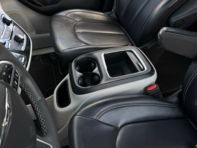 Used 2023 Chrysler Pacifica Touring-L image 40