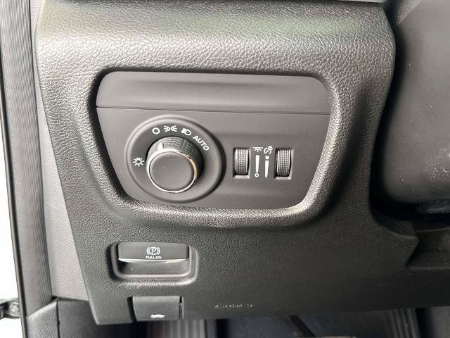 Used 2025 Jeep Grand Cherokee Altitude AWD/4WD image 25