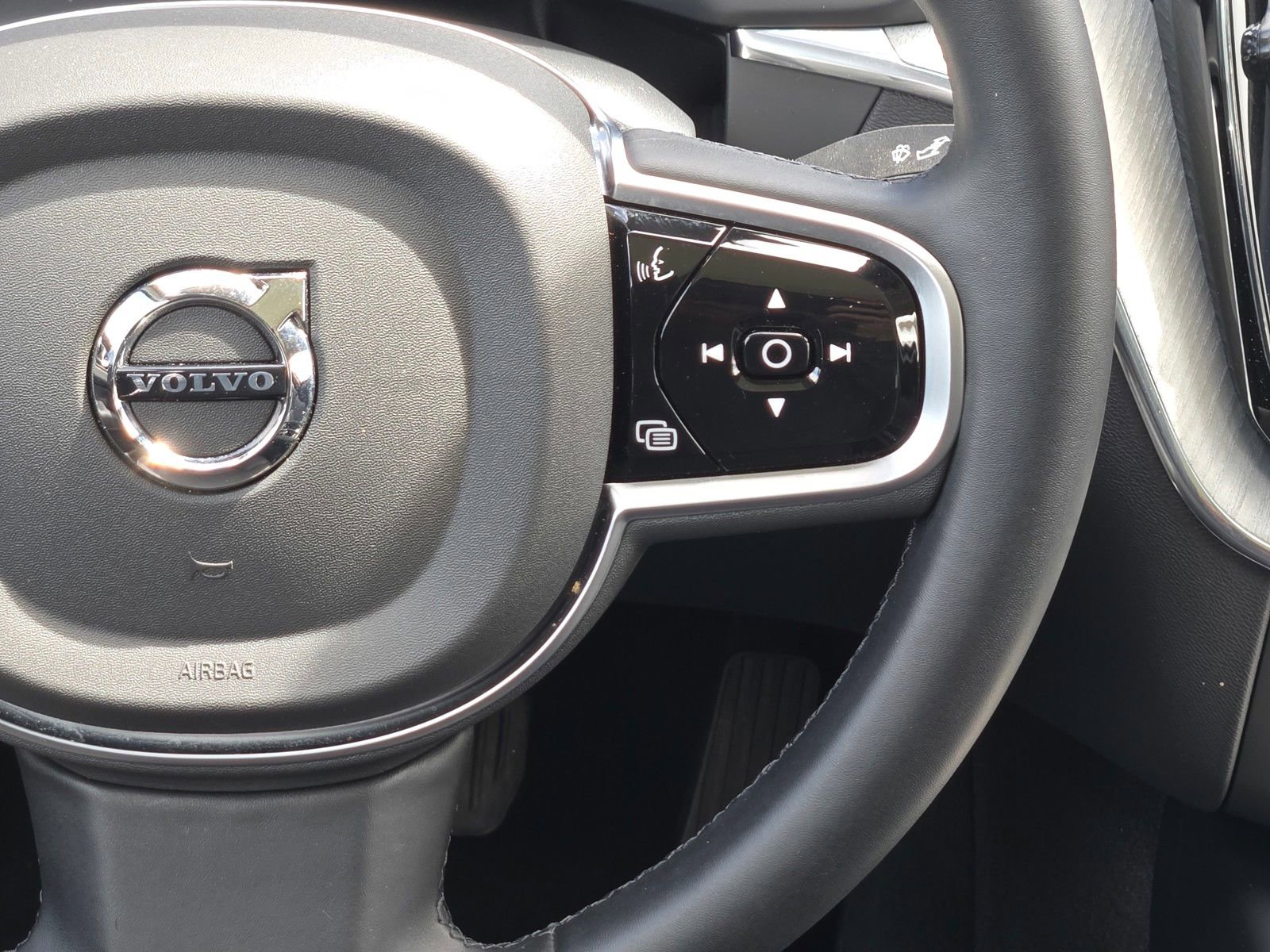 Used 2025 Volvo XC60 B5 Plus AWD/4WD image 18