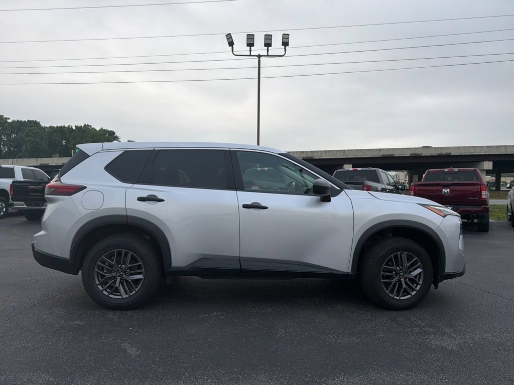Used 2024 Nissan Rogue S FWD image 4