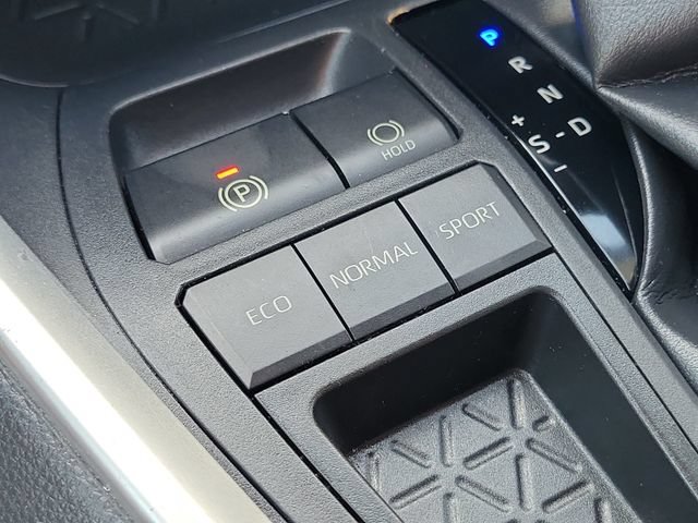 Used 2019 Toyota RAV4 LE w/ Carpet Mat Package FWD image 11