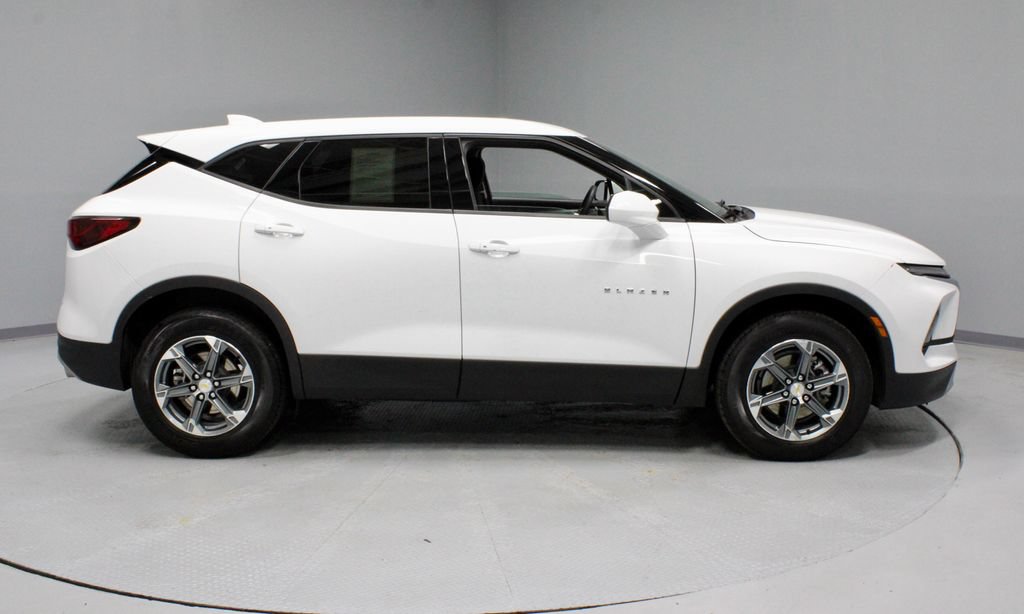 Used 2025 Chevrolet Blazer LT FWD image 11