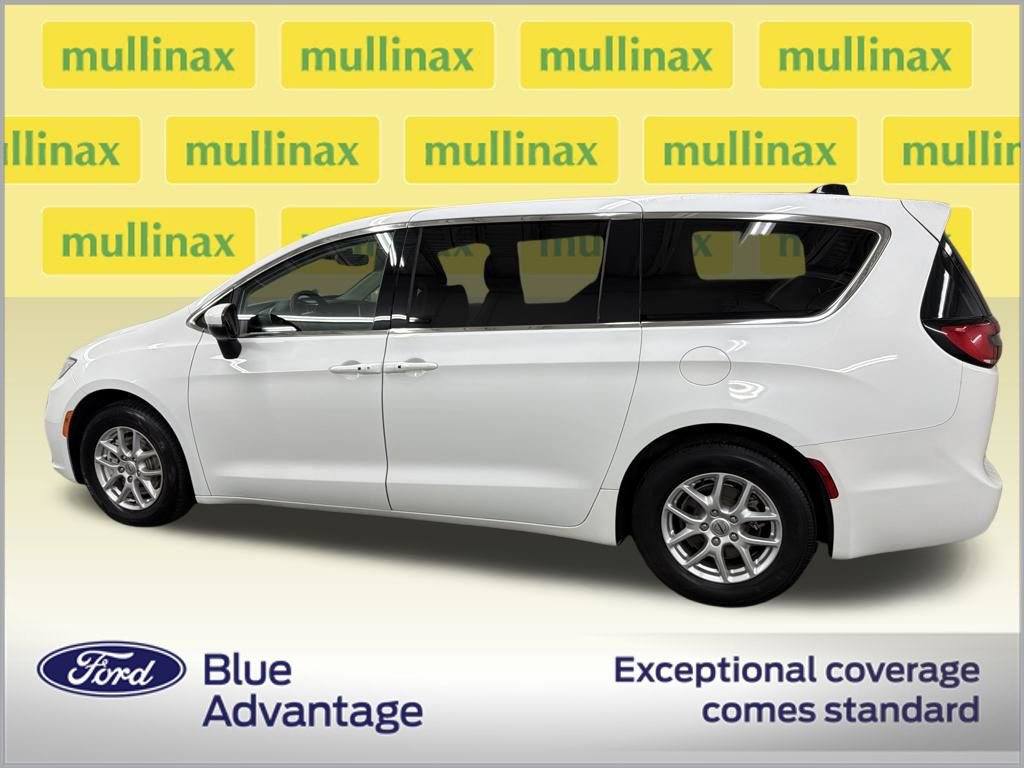 Used 2023 Chrysler Pacifica Touring-L FWD image 11