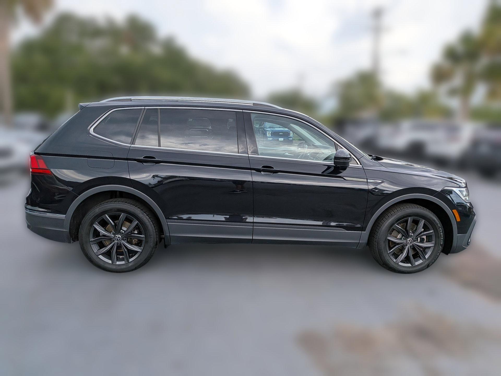 Used 2024 Volkswagen Tiguan SE FWD image 3
