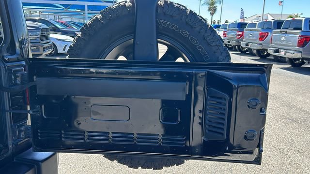 Used 2017 Jeep Wrangler Rubicon w/ Connectivity Group AWD/4WD image 13