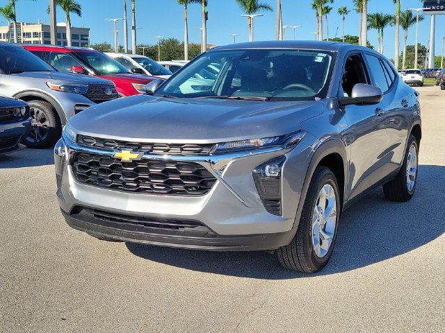 Used 2026 Chevrolet Trax LS w/ LS Convenience Package FWD image 3
