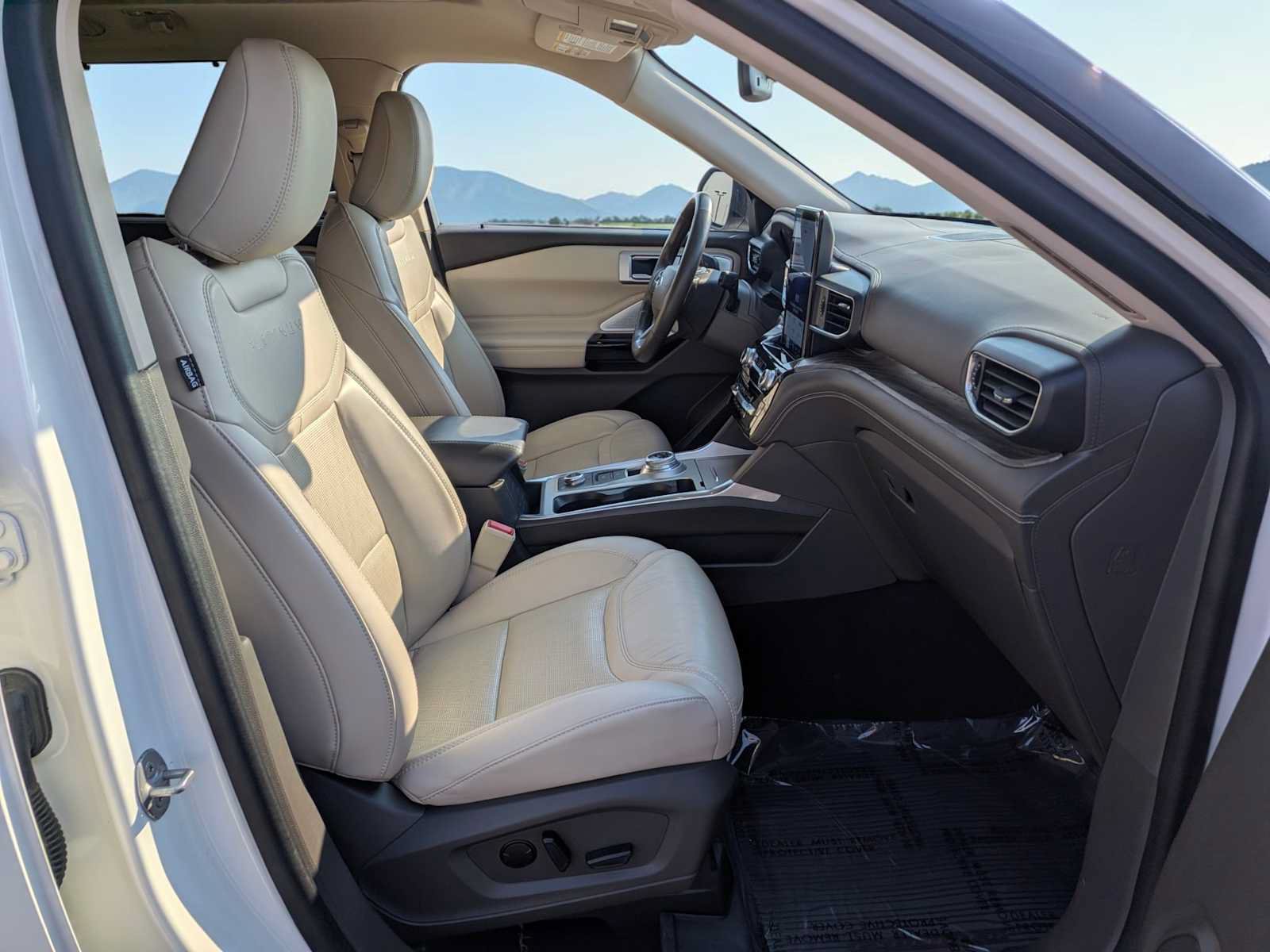Certified 2023 Ford Explorer Platinum w/ Technology Package AWD/4WD image 17