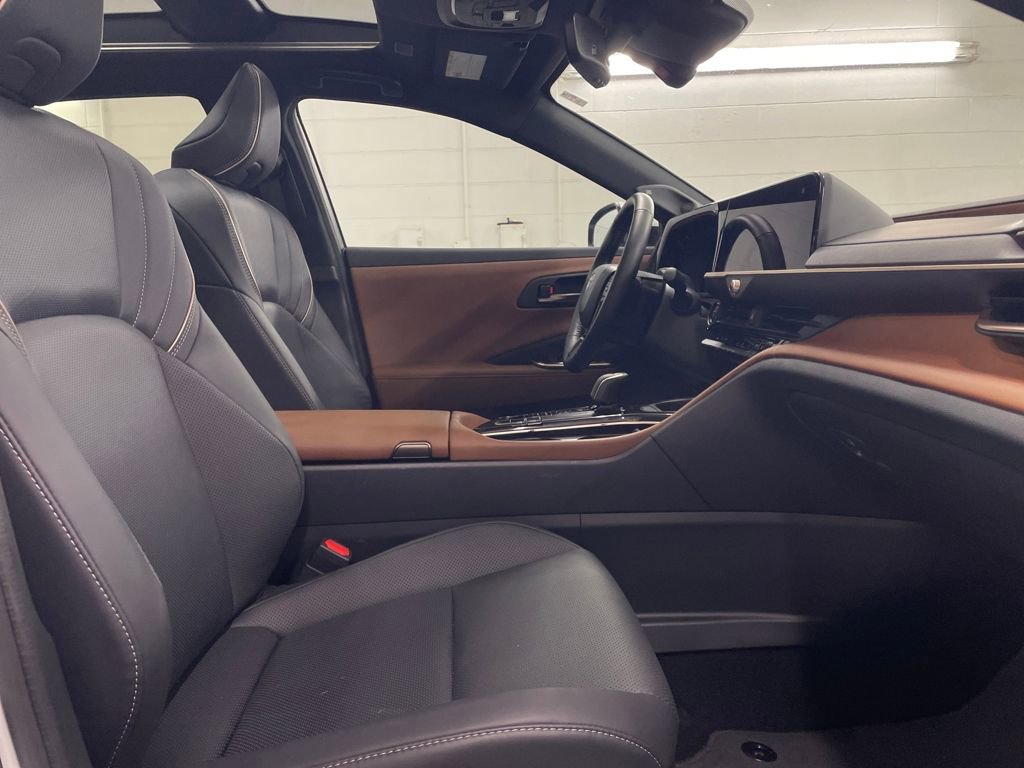 Used 2025 Toyota Crown Limited image 28