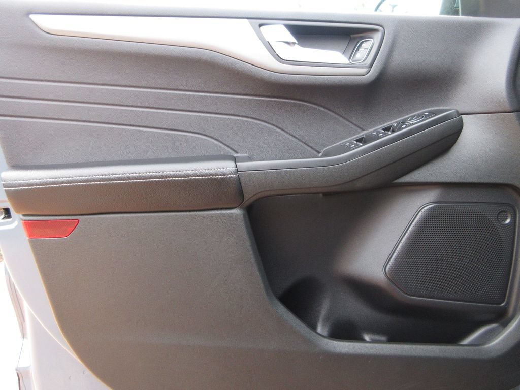 Certified 2025 Ford Escape SE FWD image 10