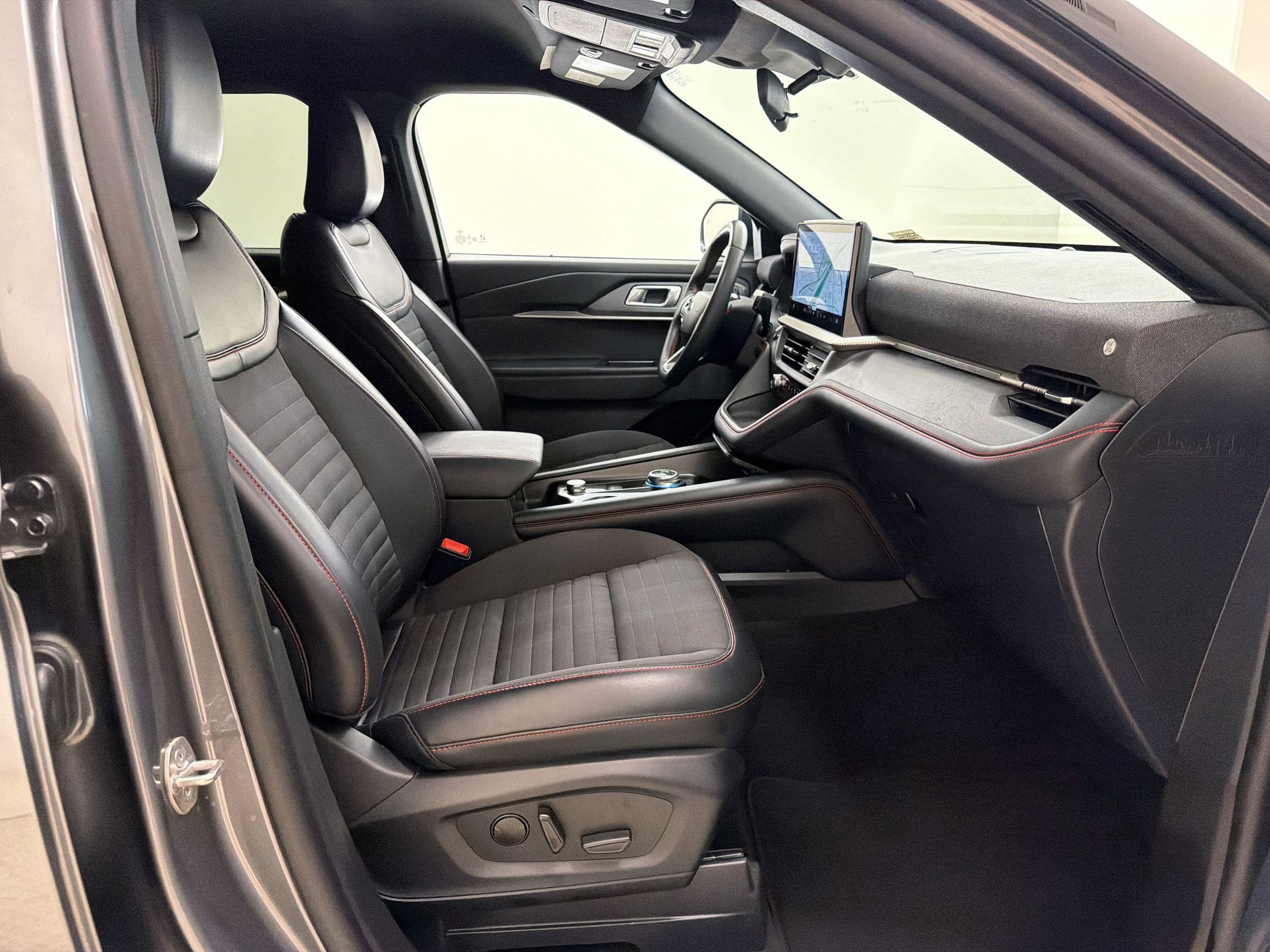 Certified 2025 Ford Explorer ST-Line w/ ST-Line Street Pack AWD/4WD image 29