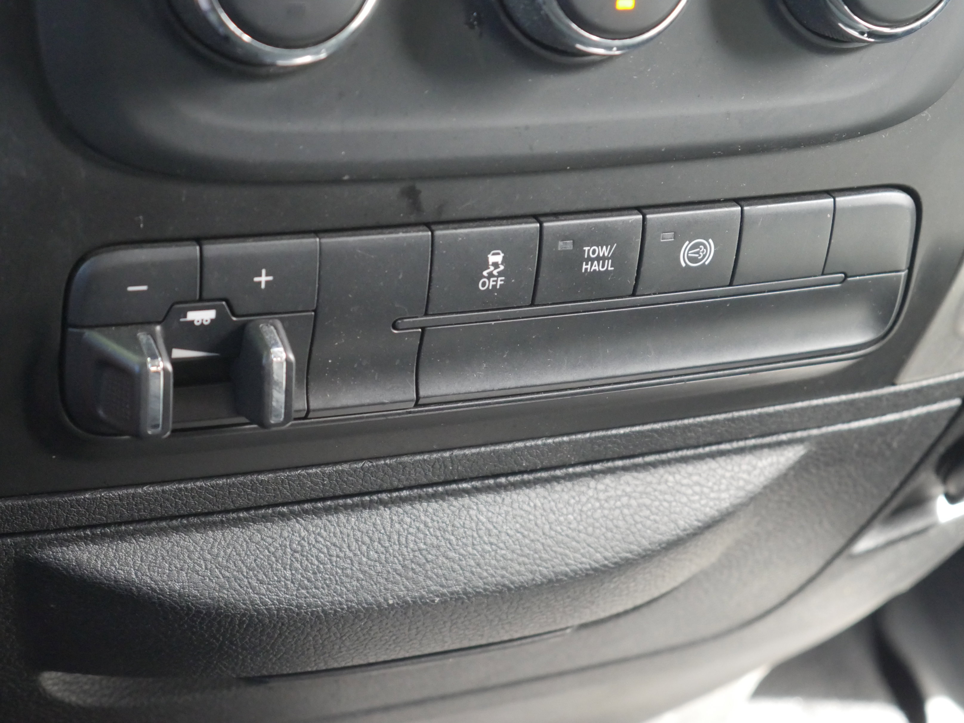 Used 2018 RAM 3500 SLT AWD/4WD image 13