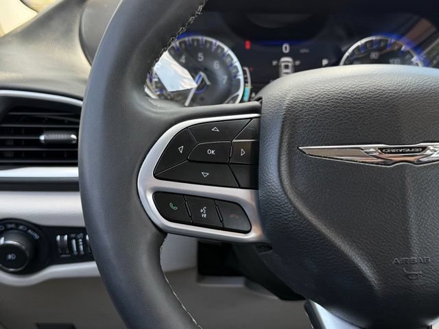 Used 2023 Chrysler Pacifica Touring-L FWD image 8